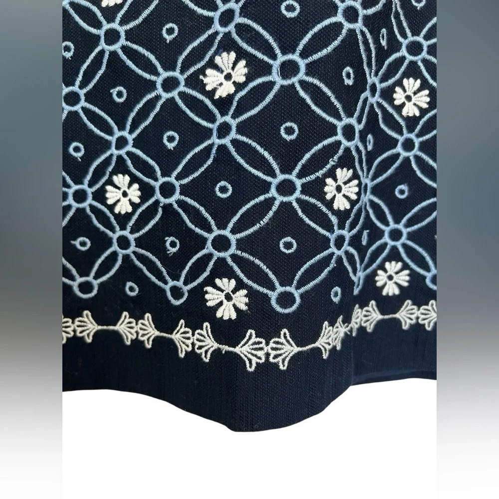 SOLD💙 EUC ANN TAYLOR LOFT Embroidered Navy Blue Skirt | Size 4 - Picture 5 of 10